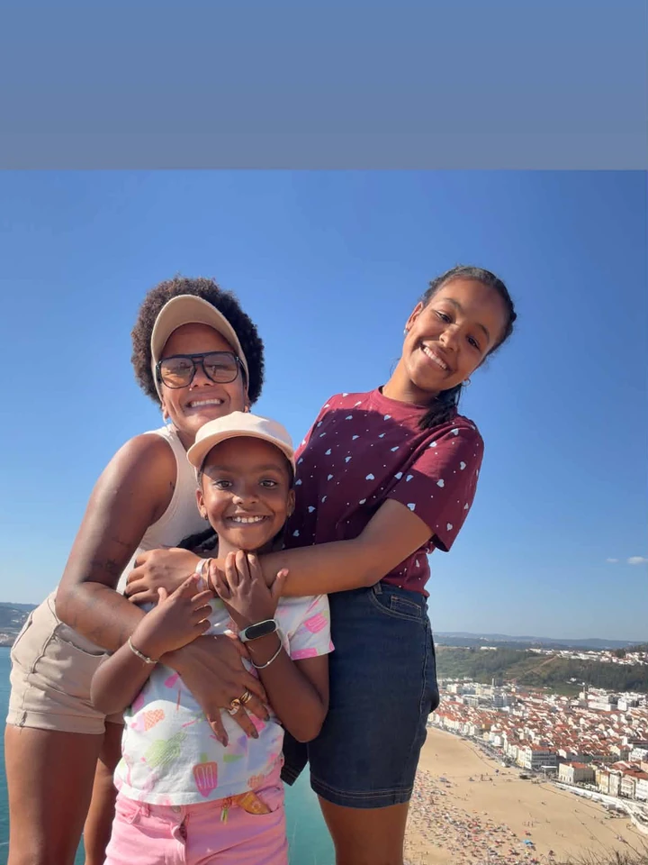 Amanda Santana com as filhas em registro de família