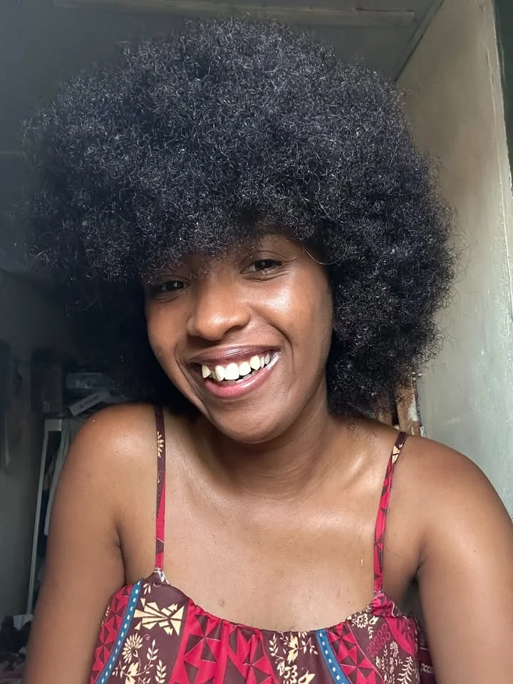 Any Dias sorrindo em registro pessoal