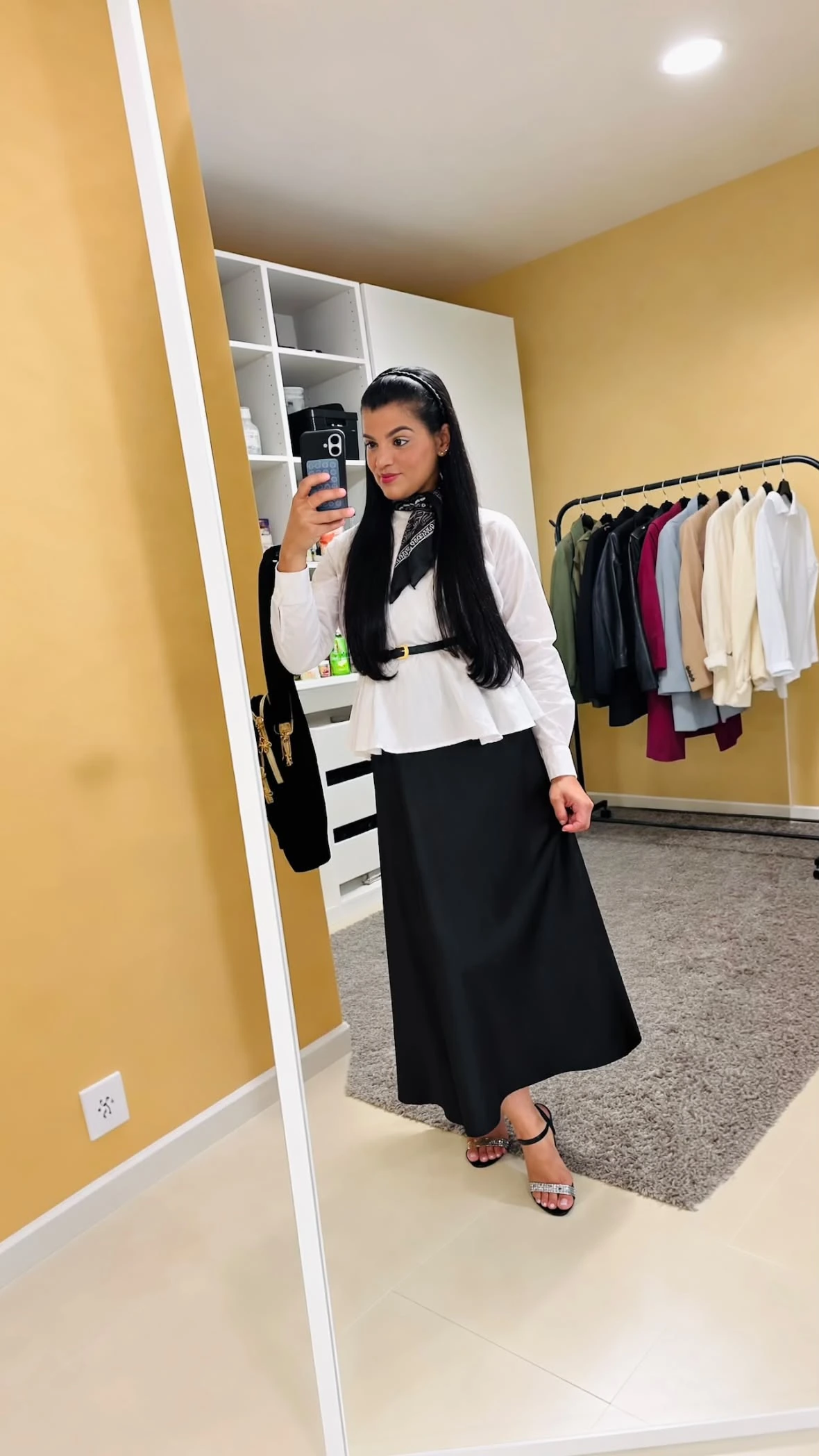 Poliana em look preto e branco