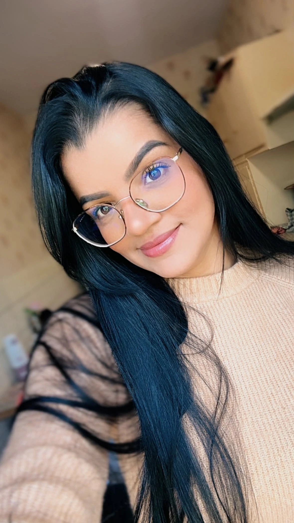 Poliana Torres em retrato com óculos