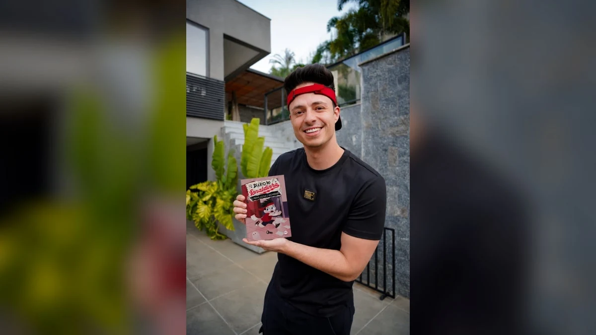 Enaldinho segura o livro Minha Escola é Assombrada