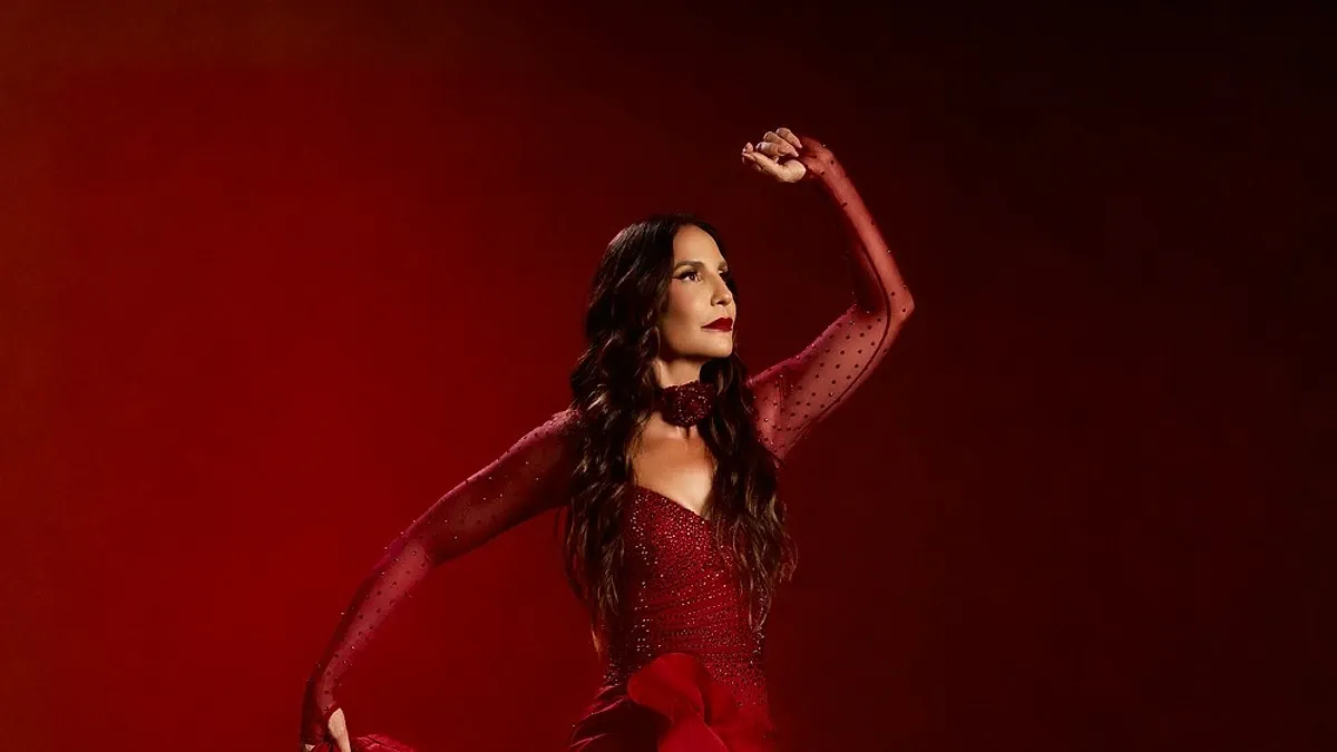 Ivete Sangalo posa com vestido vermelho de cristais criado para o Rock in Rio 2026