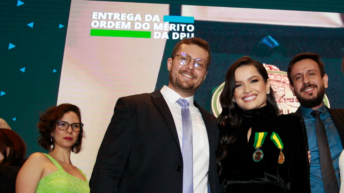 Juliette sorri durante cerimônia da Defensoria Pública da União