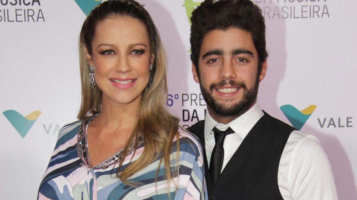 Luana Piovani sorri em fotografia de arquivo ao lado de Pedro Scooby