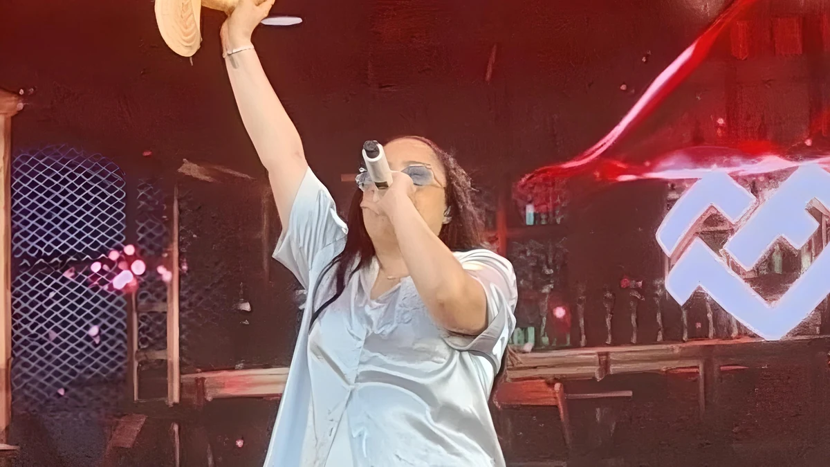 Mari Fernandez canta durante apresentação no FestBerro 2023