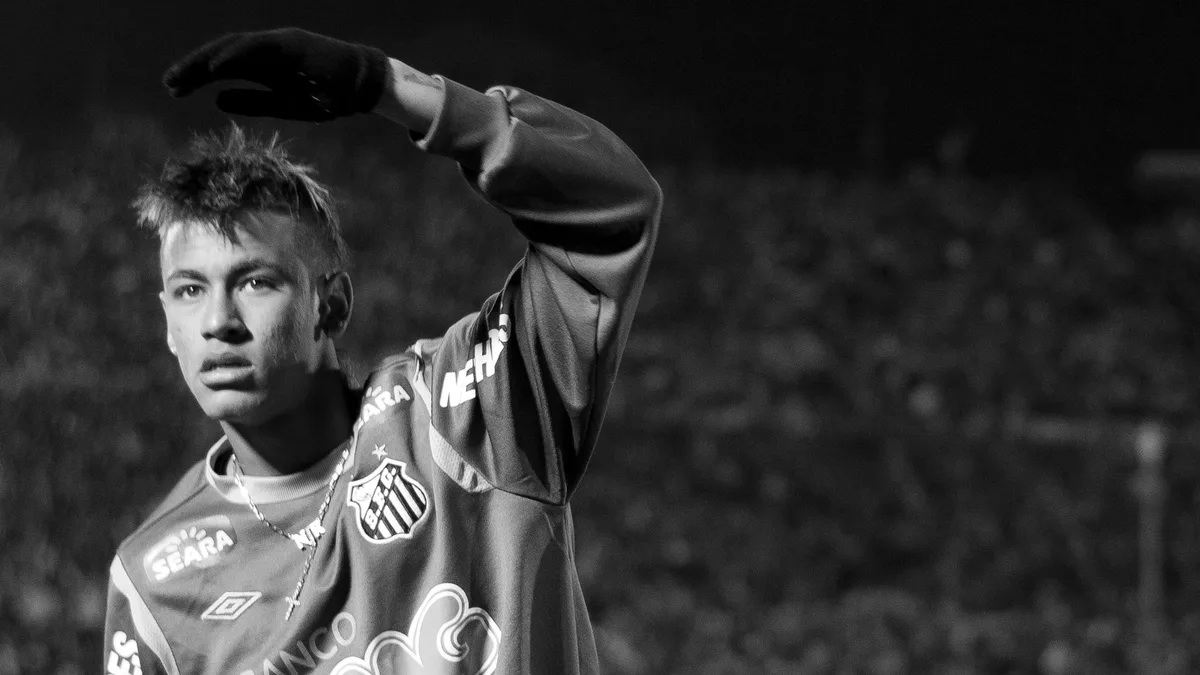 Neymar com a camisa do Santos em fotografia de arquivo