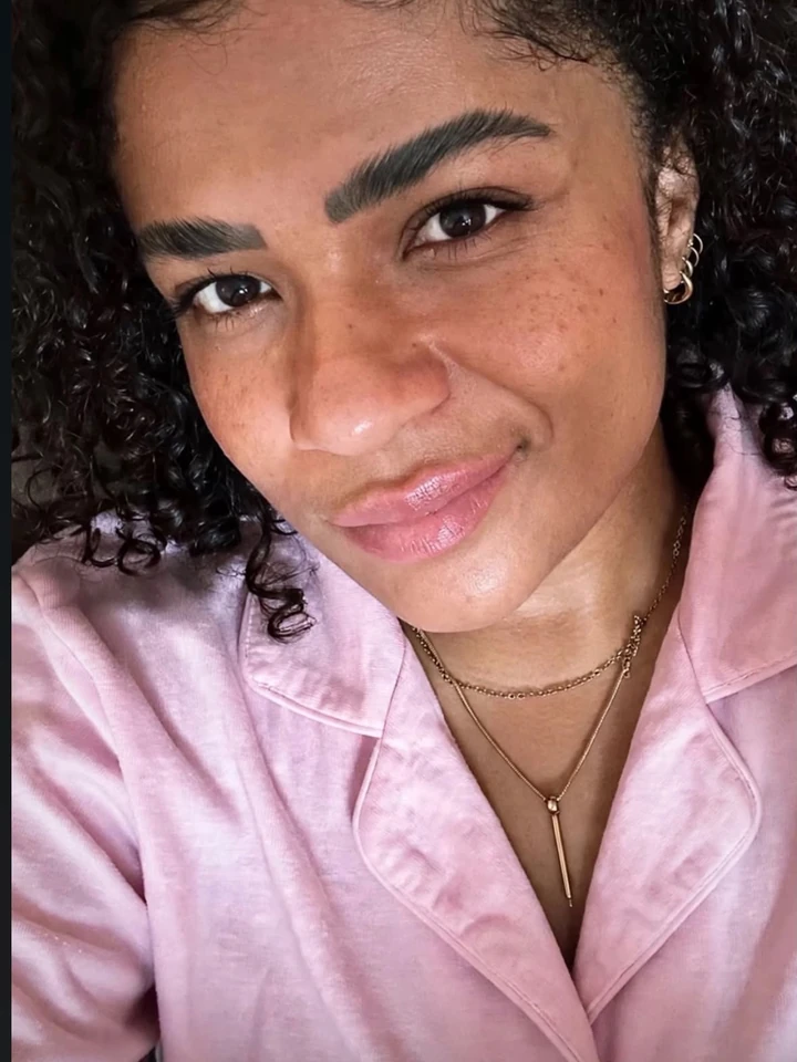 Fran Sales em registro de beleza