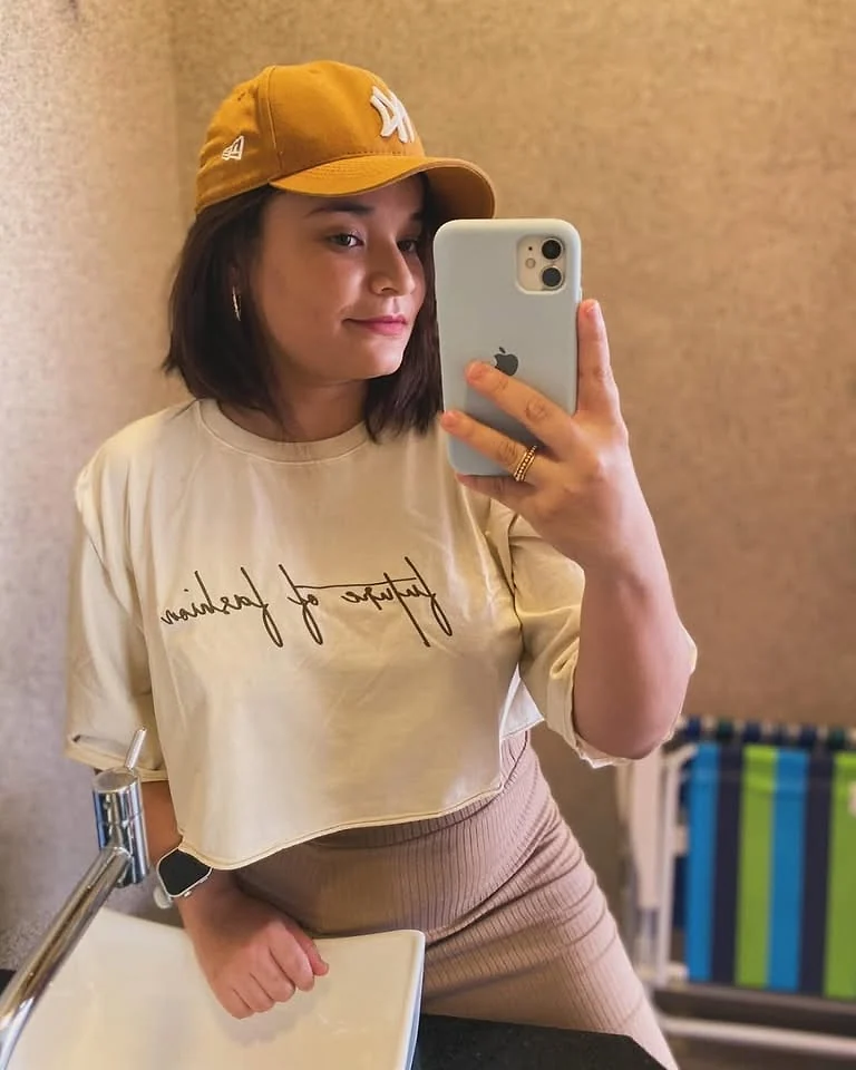 Jéssica dos Santos em registro casual com boné