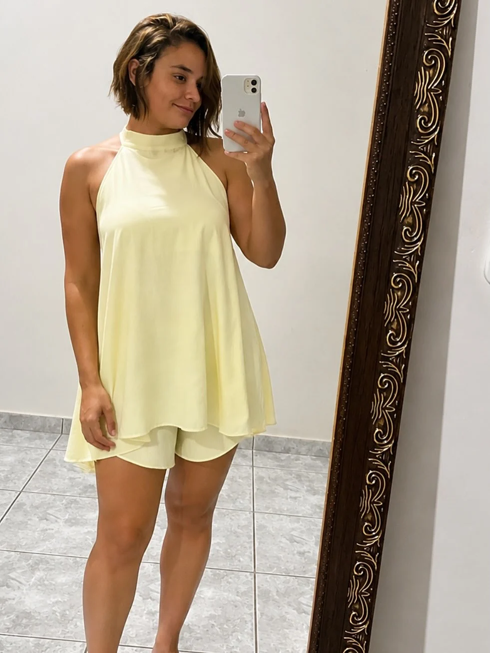 Jéssica dos Santos em produção amarela diante do espelho