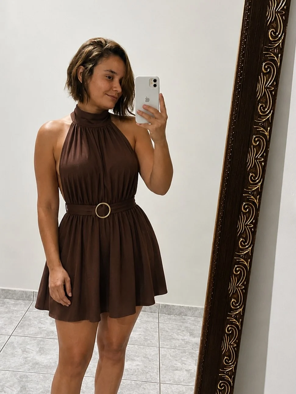 Jéssica dos Santos em produção marrom diante do espelho