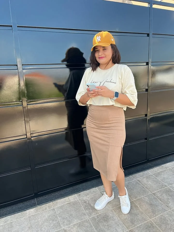 Jéssica dos Santos usando o celular em um cenário urbano