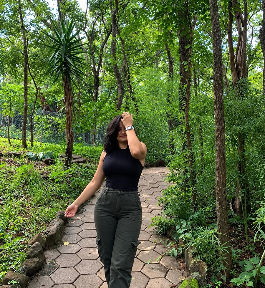 Jéssica dos Santos em passeio em meio à natureza
