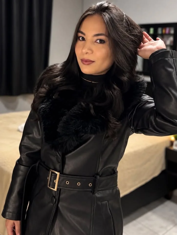 Joyce Lopes em retrato de lifestyle com casaco preto