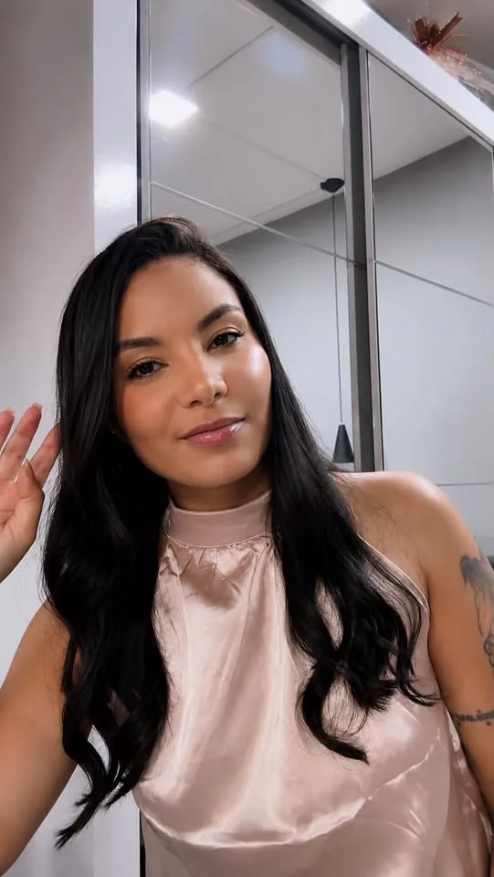 Joyce Lopes em selfie de beleza e autocuidado