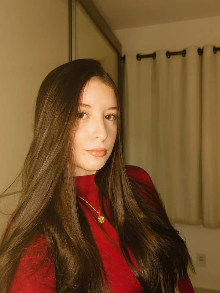 Laura Costa em retrato enviado à DC Store