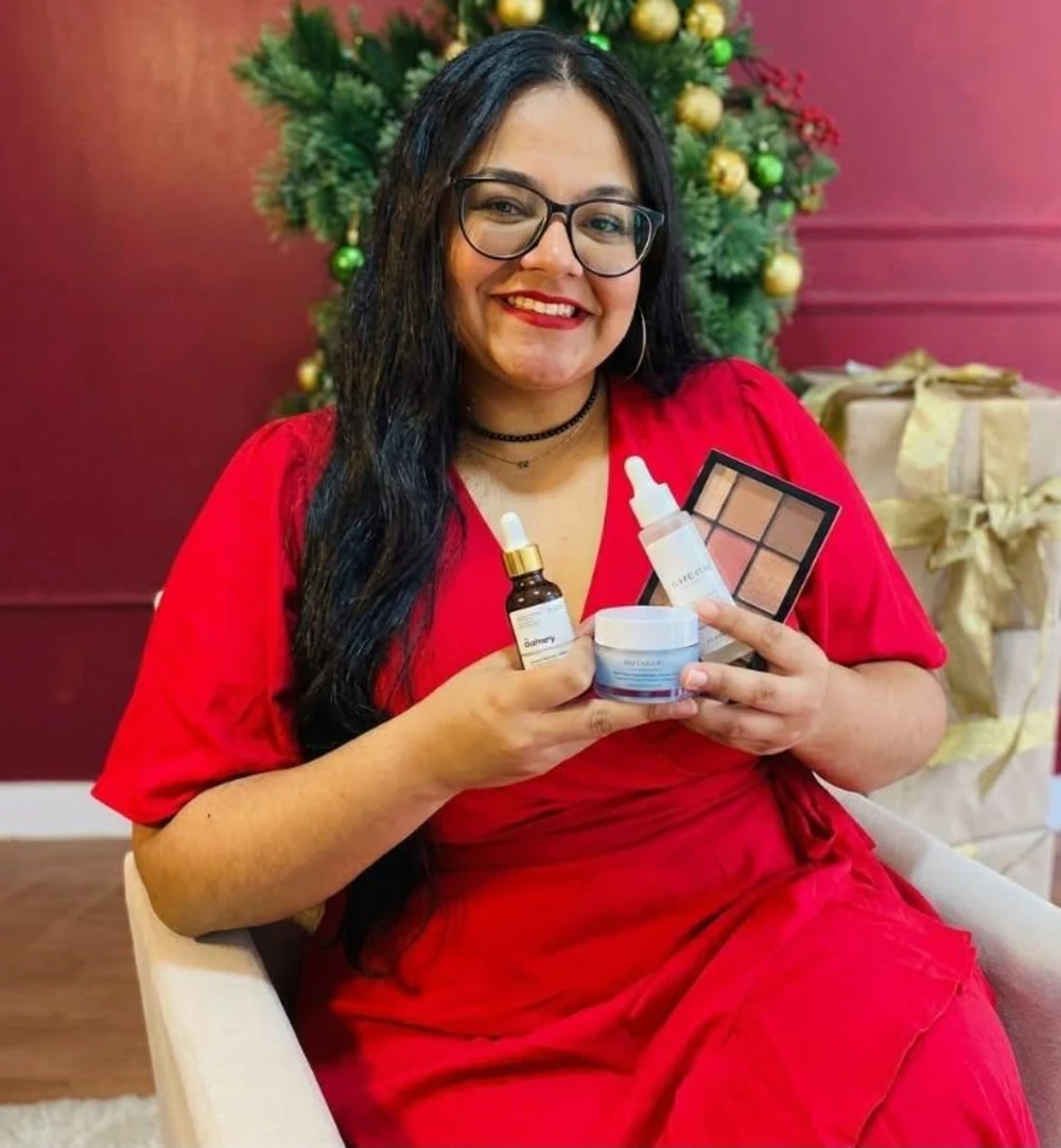 Maria Melo em produção de conteúdo com produtos de beleza