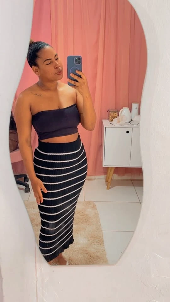 May Gomes em registro de lifestyle diante do espelho