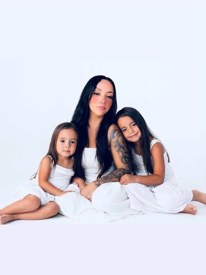 Monique Albino com as filhas em fotografia enviada à DC Store