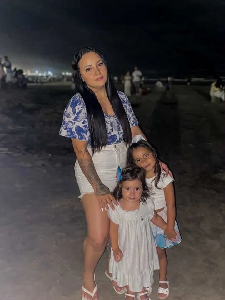 Monique Albino em registro de lifestyle com as filhas