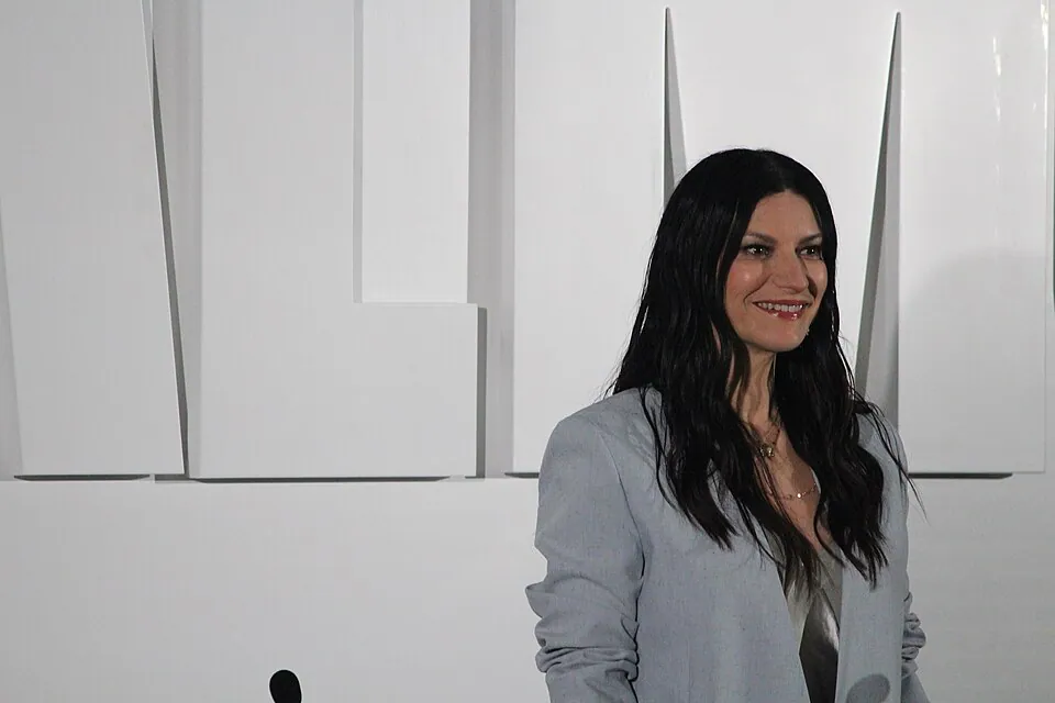 Laura Pausini durante apresentação no Festival de Sanremo 2026