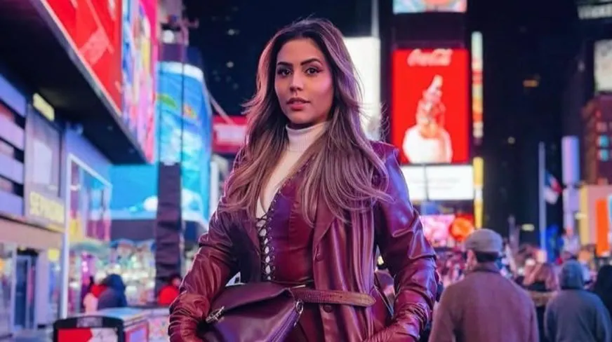 Retrato da influenciadora paraense Samara Castro em uma rua iluminada à noite