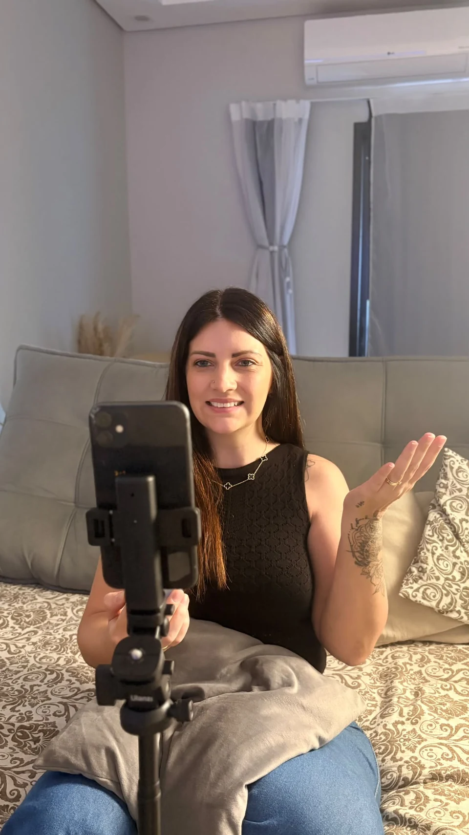 Pamela Conessa gravando conteúdo com o celular