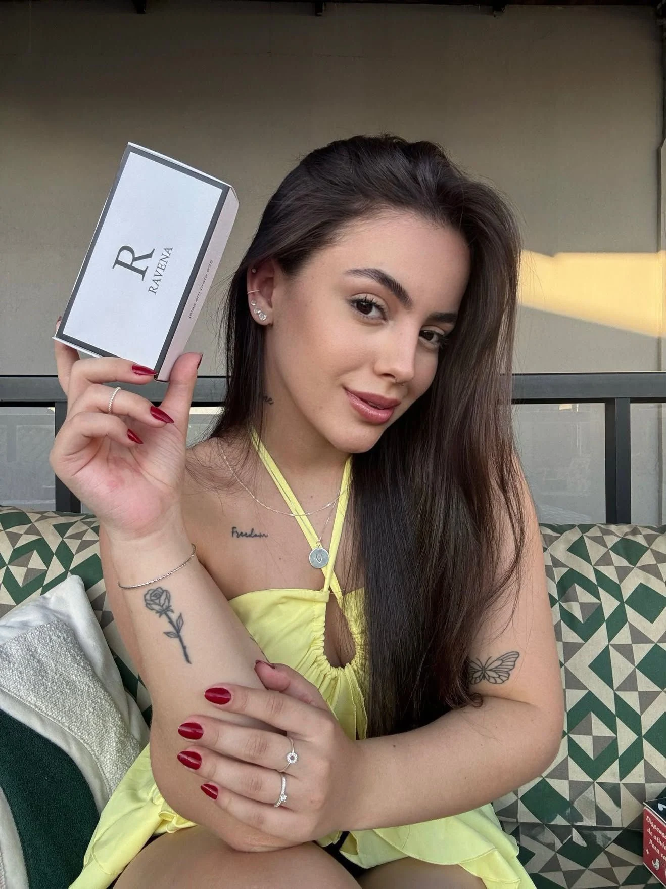 Vanessa Dias em produção com produto de beleza