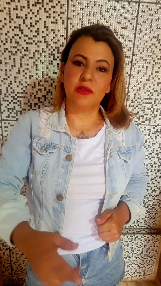 Vera Donizete Braz em produção casual com jaqueta jeans