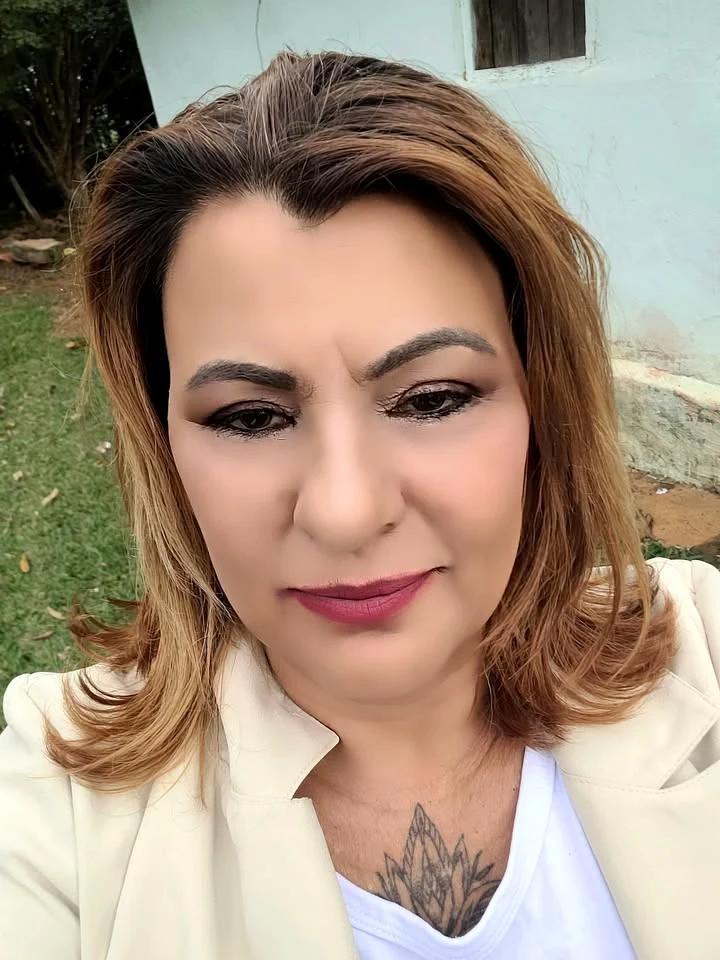 Retrato de Vera Donizete Braz ao ar livre