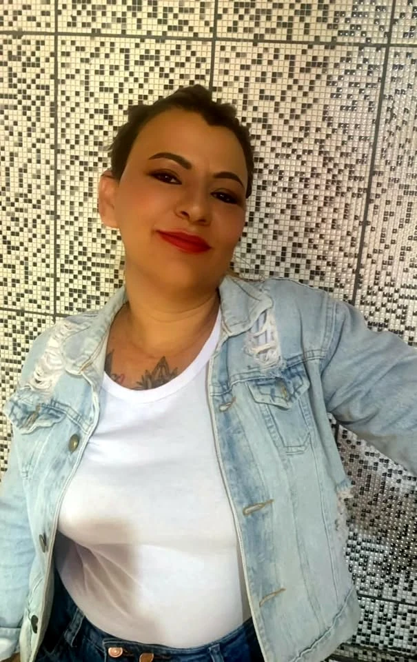 Vera Donizete Braz em retrato com jaqueta jeans