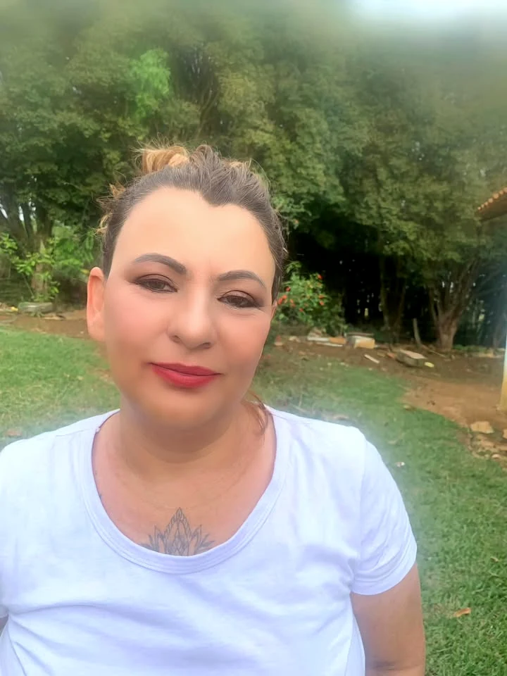 Vera Donizete Braz ao ar livre, no sítio onde vive em Minas Gerais