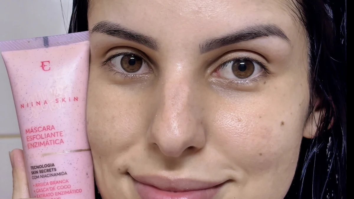 Carol Castilho mostra um produto de skincare em registro enviado à DC Store