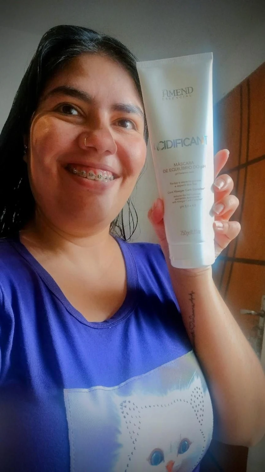 Heloisa Mello em registro de conteúdo com um produto
