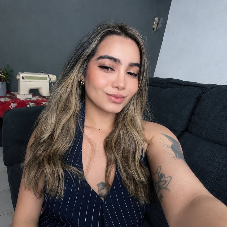Tati Santos em retrato enviado à Influara
